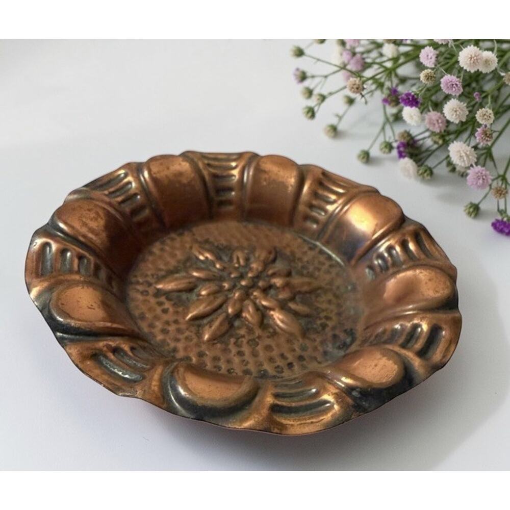 VINTAGE ARTS & CRAFTS Hammered Copper Ashtray Trinket Embossed Flower 3361-28